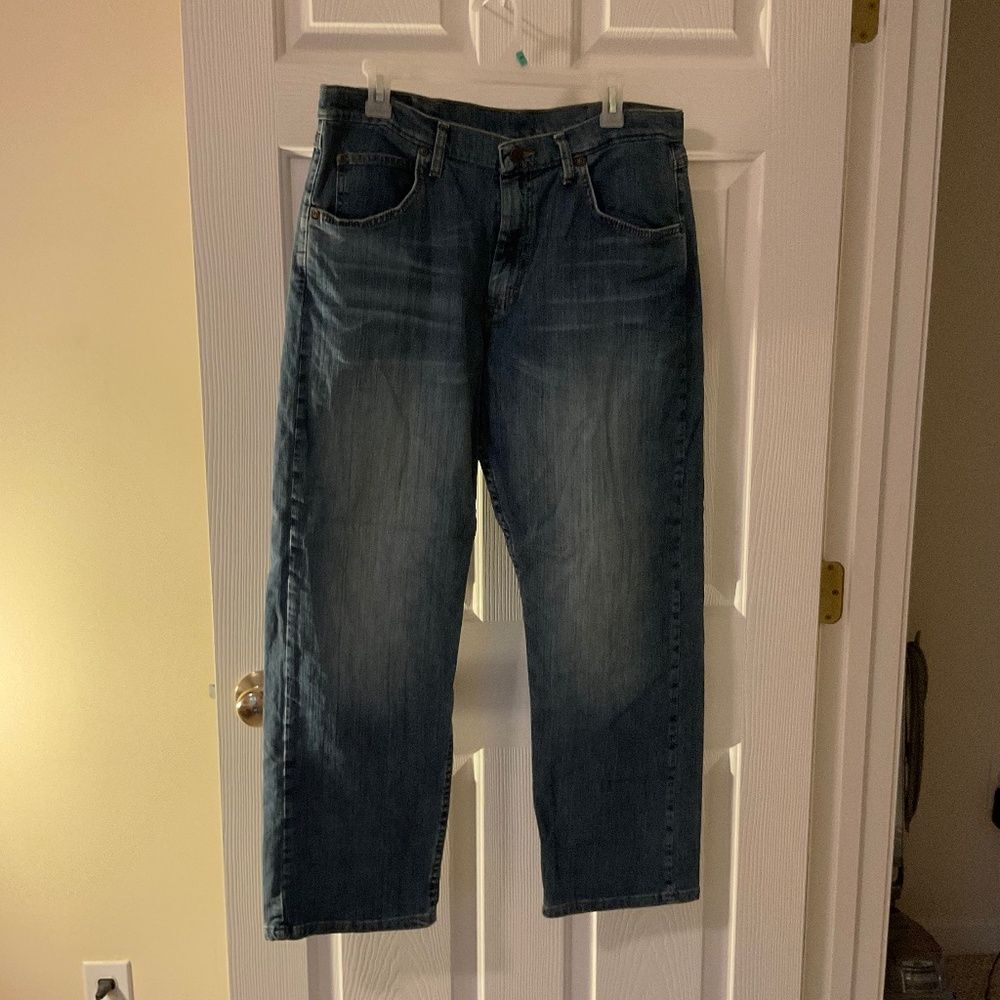 Wrangler men’s jeans 34 x 30 medium wash relaxed straight classic denim